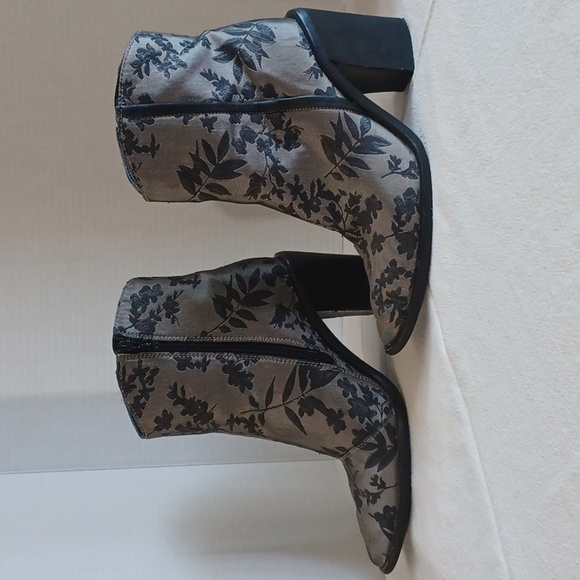 Free People, Barclay Gray Black Floral Brocade Ankle Boots Size 37 - Picture 3 of 8